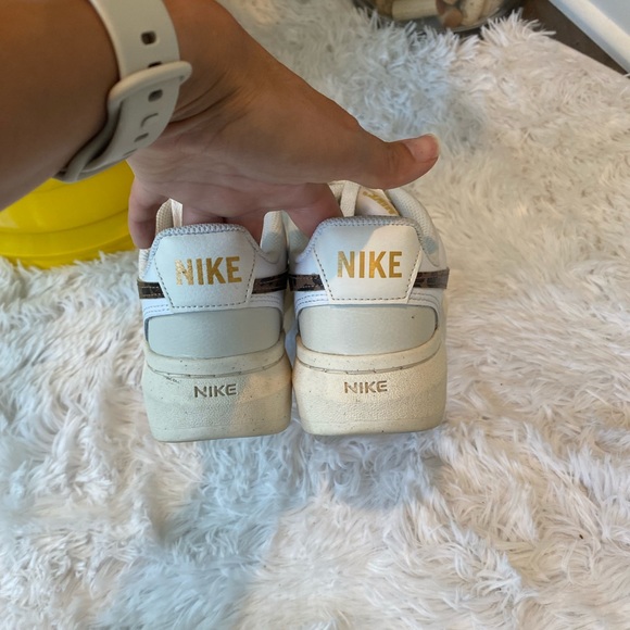 ✨Nike (GUC) Sneaker White Size 6✨ - Picture 4 of 8